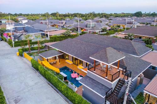 Hua Hin Pool Villa and Pool table with 3 bedrooms, 3 bathrooms near Cha-Am beach