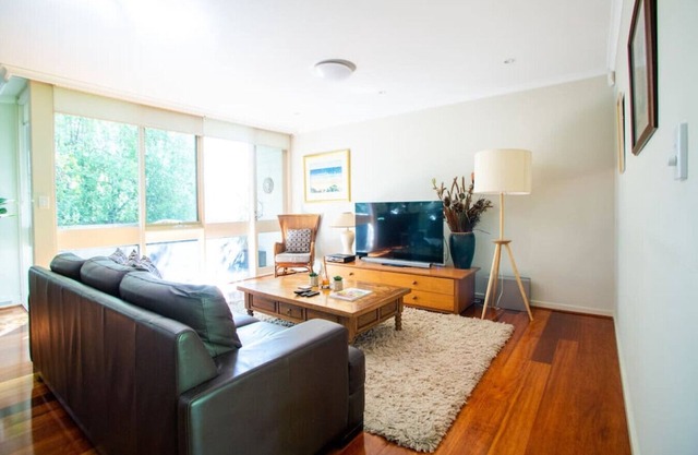 HUDSON | Executive Living in Leafy Toorak
