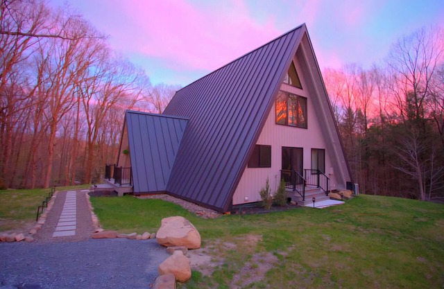 Your Perfect Hudson Valley Getaway, A-Frame Creek~Theater~Arcade~HTub~60-mi~NYC.