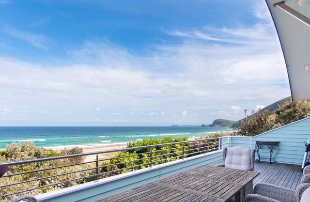 Huey's Lookout - beachfront spacious pet friendly home