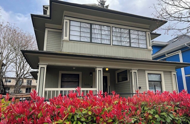Huge, 16 Room Property - 376 Eugene House