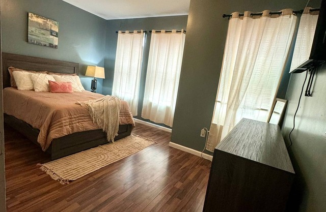 HUGE 2 Bedroom Apt FREE parking II Queen Bed
