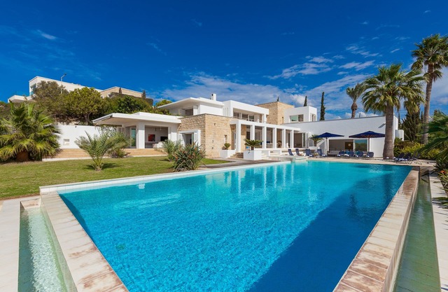 HUGE 22MX8M PRIVATE INFINITY POOL, STUNNING SEA VIEWS, ULTRA MODERN, SECLUDED