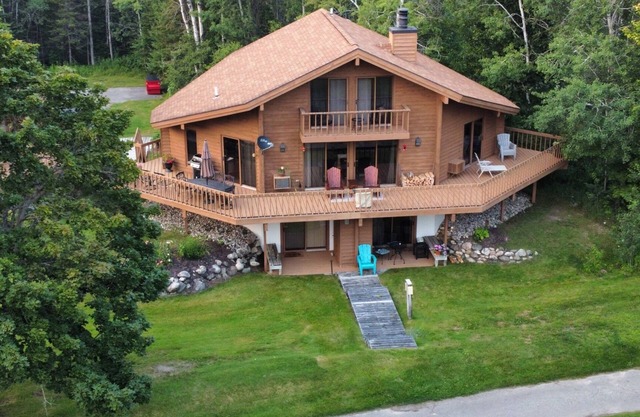 Alquiler nuevo. ¡Enorme! 2brm cama king, 2 baños para 6 personas, chimenea, WIFi, hay que ver! Golf