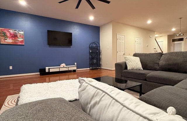 Huge 3BD 3.5BA townhome in Bryd Park with Patio!
