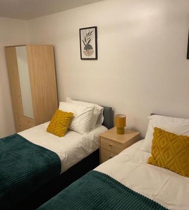 Huge 3BR House in Harlow