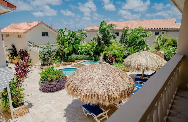 Huge 4-bedroom Apartment 2 km From Eagle Beach