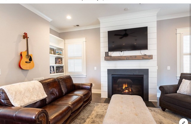 HUGE 4 BEDROOM PLUS BONUS RM!! Perfect for large groups.