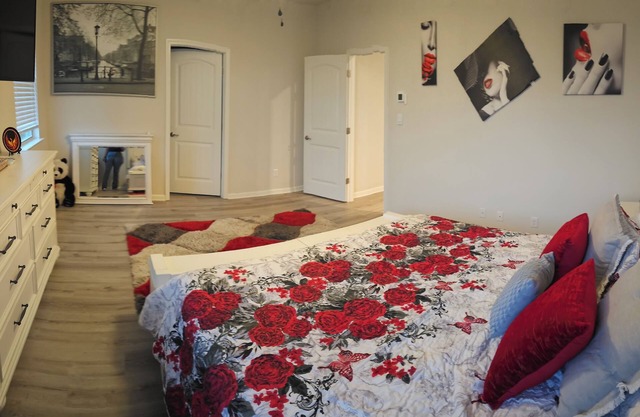 Huge 4-bedroom retreat w/FREE WiFi, in serene Slidell with Lake in backyard
