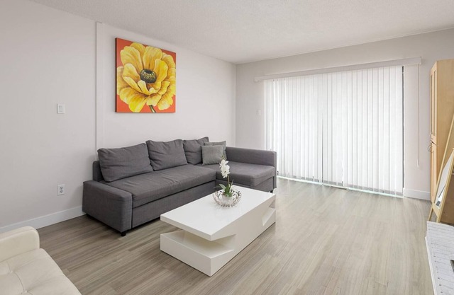 Huge 4 Bedroom Upper Suite Good for 10 People