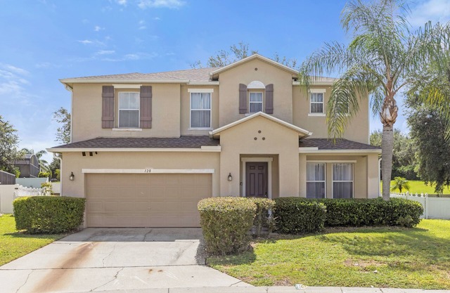 Huge 5-bedroom house, Heated Pool/ Close to Parks