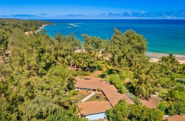 Huge 6 br/6 ba Beachfront, for big groups,A.C. accessible, in relaxed old Hawaii