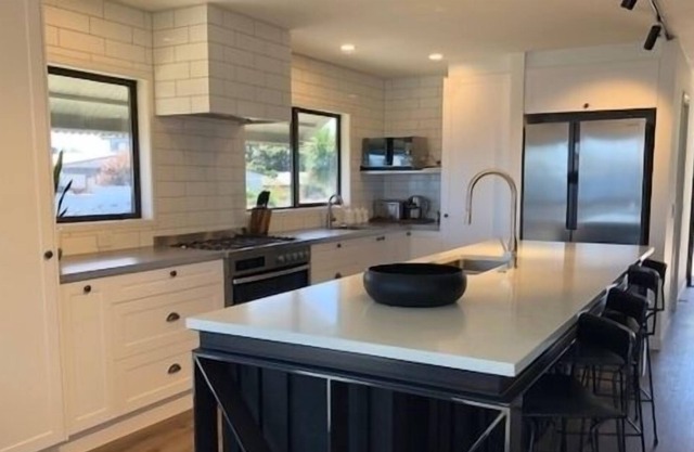 Enorme casa de 7 habitaciones, 5 baños, piscina de inmersión y vistas increíbles al lago