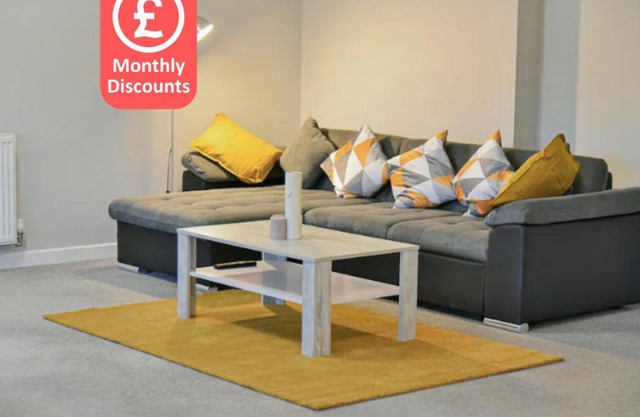 Huge Modern Apartment 2 Bathrooms Sleeps 6