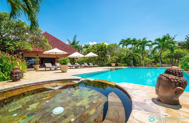 Villa Taman Indah - ¡Enorme villa frente al mar con acceso directo a la playa!