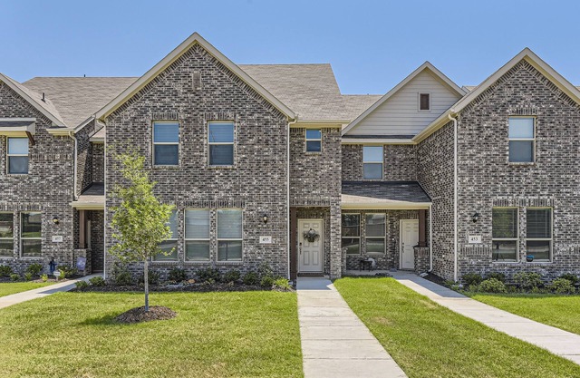 Huge & beautiful new townhome close to everything! Minutes to Fort Worth