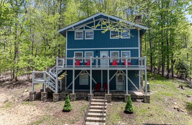 Huge cabin in amazing Beech Mountain with Game Room, Hot Tub, Sauna, Fire Pit!