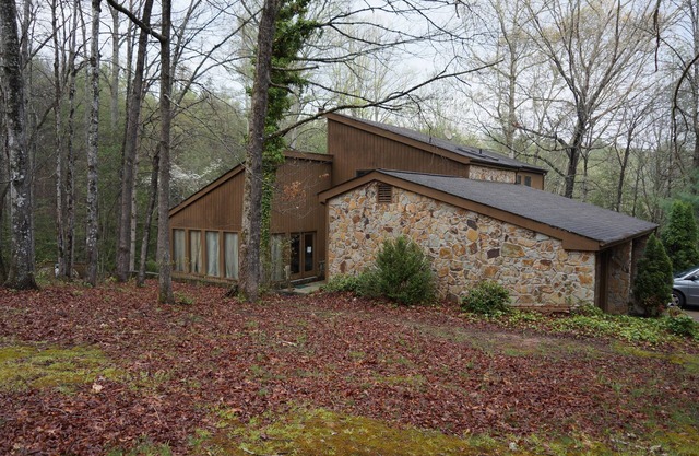 Enorme y cómoda casa de Creekside con piscina cerca de todo, renovada