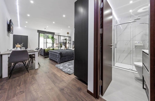 Huge Cosy Studio Family Sleeps 4 North West London