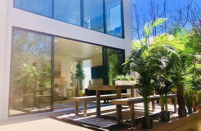 Huge Deck Overlooking Waller Creek & Lush Backyard