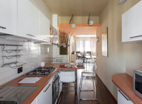 Huge Dunraven St Apartment
