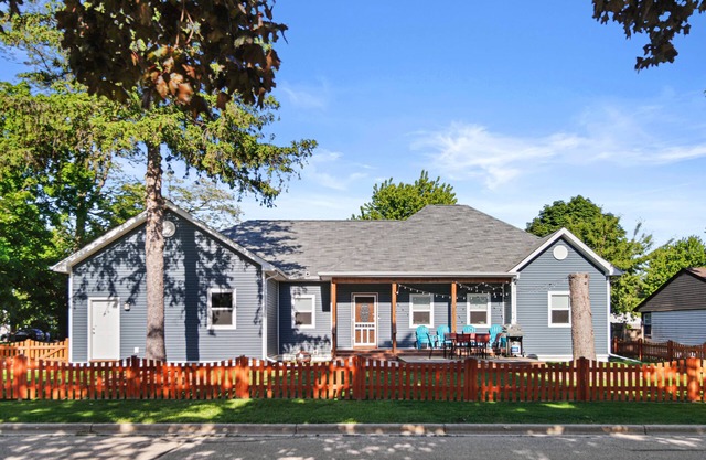 Huge Family Home in Lake Geneva. Sleeps 10 Pet Friendly!