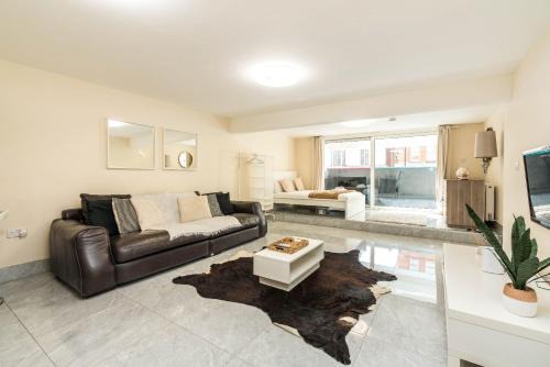 Huge fully equipped studio 1 min from tube Station