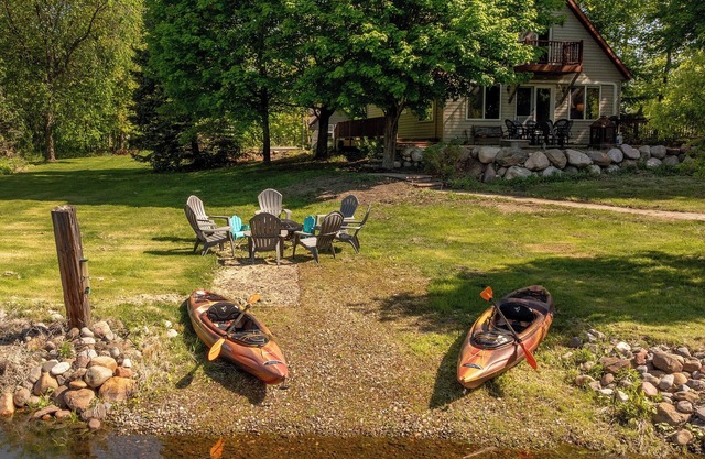 Huge Game Room, Protected Dock, Guest house, Firepit Tons of Games and more!