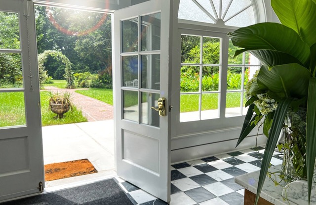 Huge, historic, beautiful 1 bdrm at Layton Castle