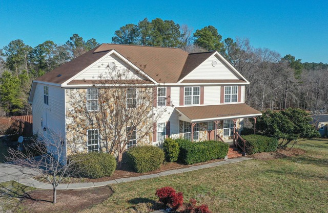 HUGE HOME ON LAKEFRONT W/DEEPWATER DOCK!! Family, pet, and kid friendly!