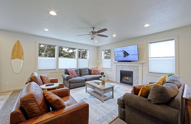 Huge hot tub, steps to beach, dog friendly, fire pit!