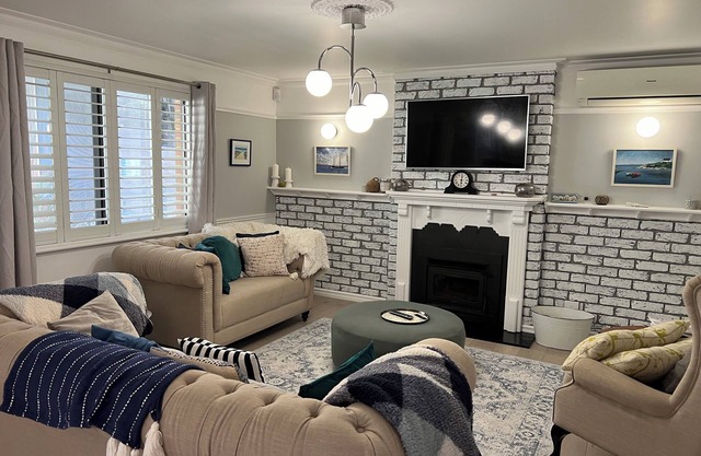 Huge house! Big gardens, Pool, Beach, open fires, local pub, family retreat!