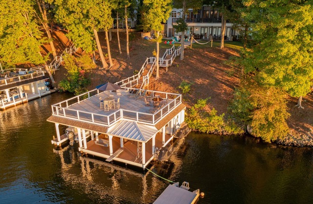 Huge House / Huge Water! Big Sunroom, movie rm, 2level boathouse, outdoor kitch