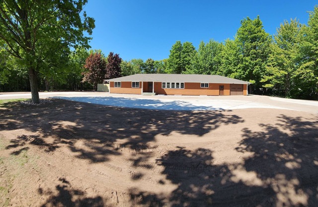 Huge House near Pictured Rocks, Trails, Hot Tub, walking distance to Casino/Bars