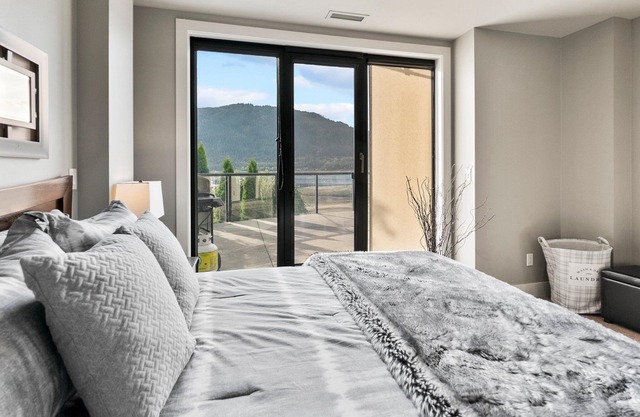 Huge Lakefront condo on Mara Lake, Sicamous BC w BOAT SLIP, Pool, Gym