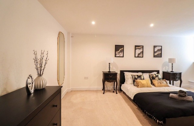 Huge London 2 Bed Flat
