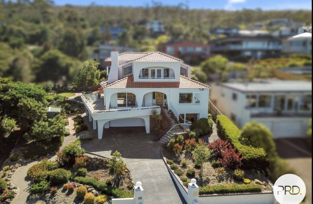 Huge luxurious Family home - Stunning Water Vista, 15 min from Hobart CBD