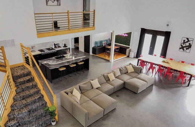 Huge modern 4-bedroom Oasis OKC/Moore