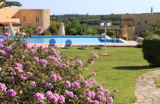 ENORME PISCINA en LUJOSA residencia de estilo cretense