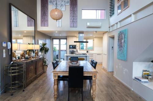 Huge Stylish Art Loft with Spa & Soaring Ceilings