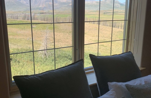 Huge Waterton River Lodge (Residence on a beautiful 3 acres backing the river)