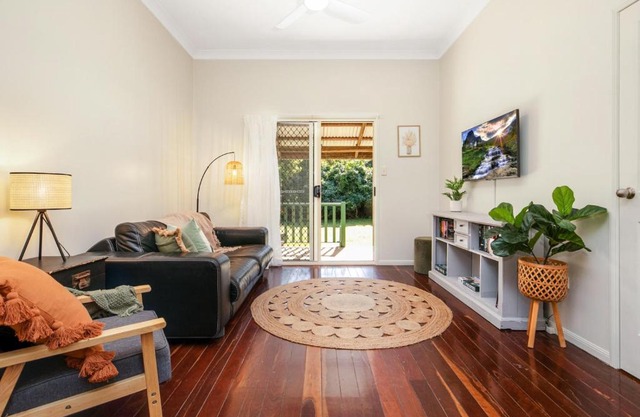 Hughes Hideaway - 2BR Cottage on 1 Acre w Air Con, King Beds