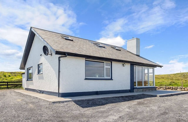 Hughs Cottage Sea Lake Views to Steal Your Heart
