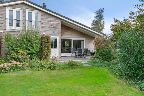 Huis Mosk heeft grote tuin op het zuiden en nabij meer