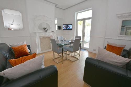 Hull Contractor Lodge-Sleeps 15, Free Parking, Near Stadium