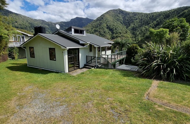 Humilde Kiwi Bach en la hermosa Bahía Duncan