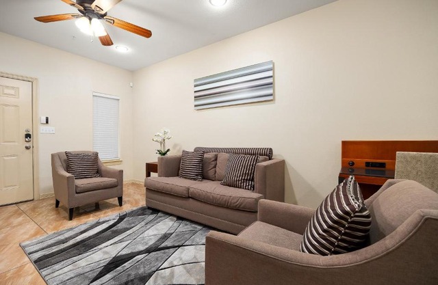 Hummingbird Haven 2 Cozy Comfort Haven - Parking at No Extra Cost