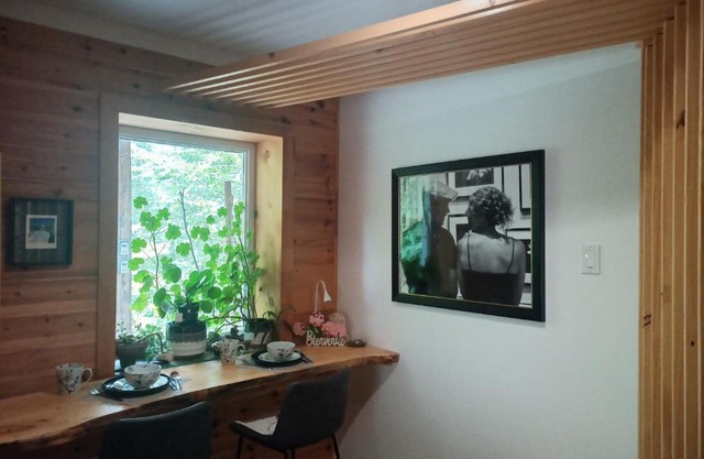 Hummingbird Room - Modern & Cozy with Bistro Area