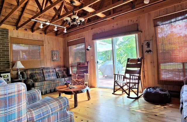 Hummingbird - Waterfront Cottage on Muskoka River