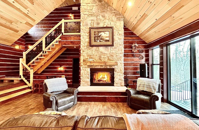 HundredAkre Wood Cabin~2 King beds~River View~Sauna